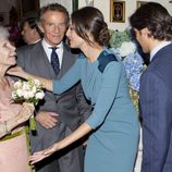 Eva Gonzalez, felicitando a la Duquesa de Alba y Alfonso Díez