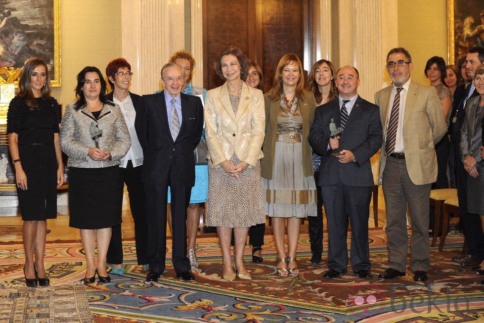 La Reina Sofía y Leire Pajín con los asistentes a la entrega del Premio a la Acción Magistral 2011