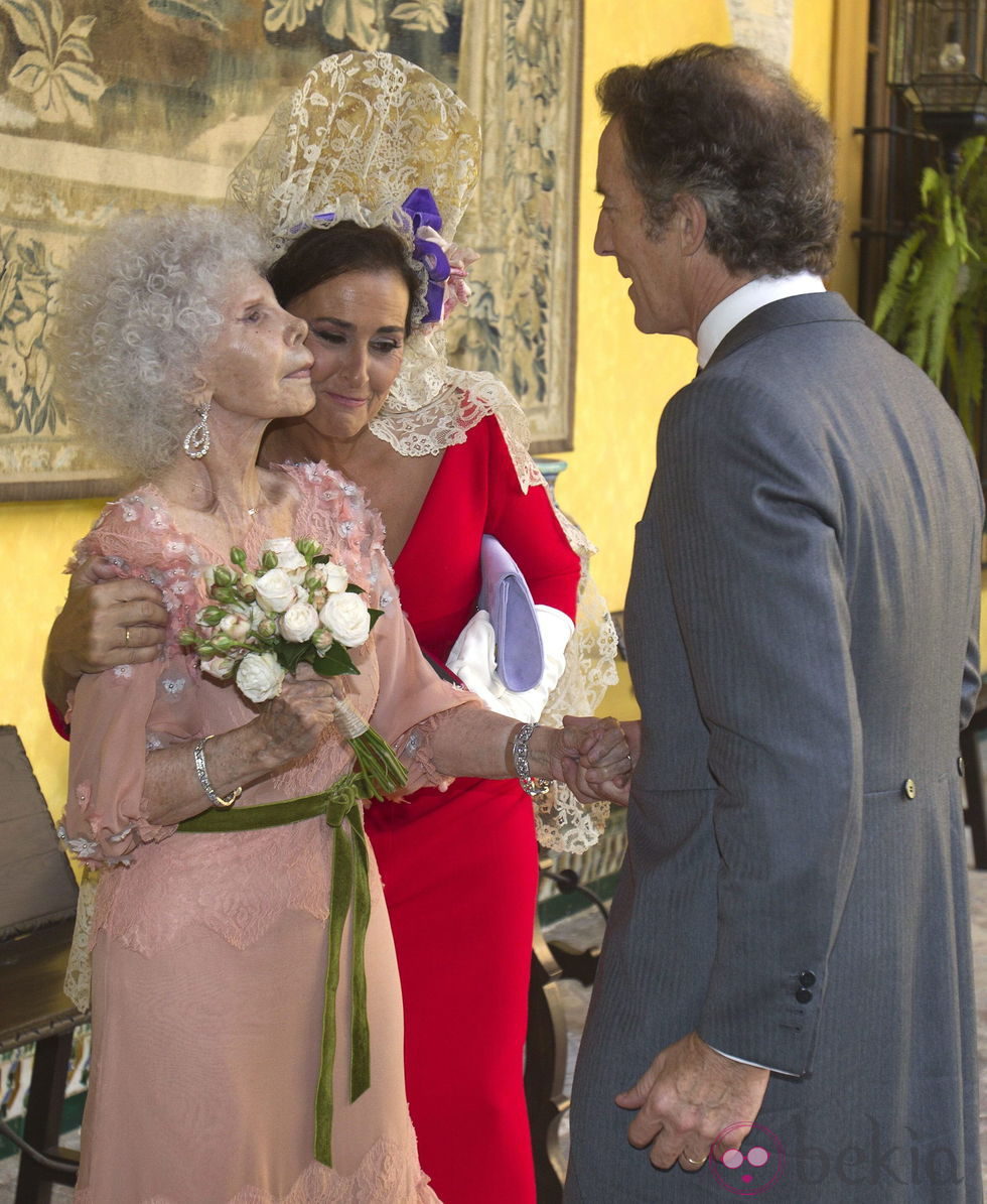 Carmen Tello abraza a la Duquesa de Alba en su boda con Alfonso Díez