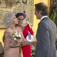 Carmen Tello abraza a la Duquesa de Alba en su boda con Alfonso Díez