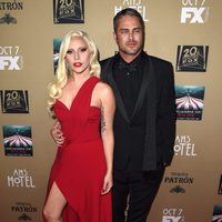 Lady Gaga y Taylor Kinney en el estreno de 'American Horror Story: Hotel' en Los Angeles