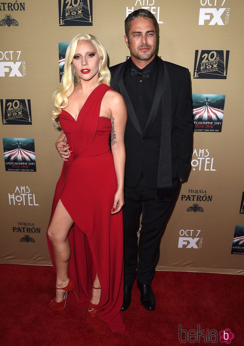 Lady Gaga y Taylor Kinney en el estreno de 'American Horror Story: Hotel' en Los Angeles