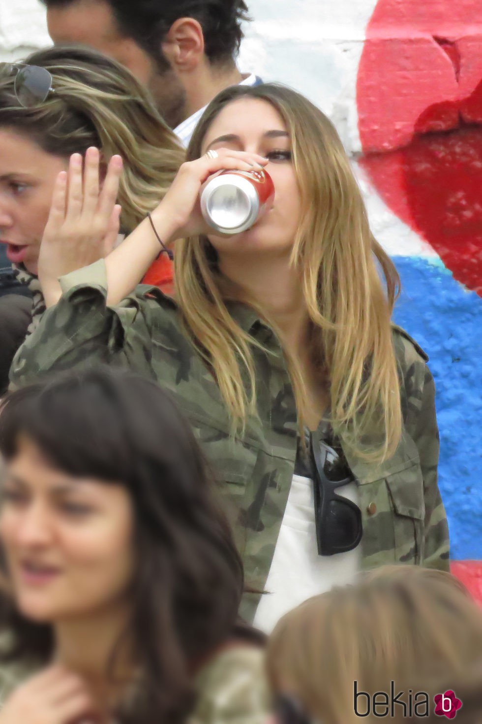 Blanca Suárez bebiendo cerveza