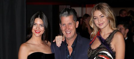 Kendall Jenner, Stefano Tonchi y Gigi Hadid en una fiesta de Vogue en Paris Fashion Week