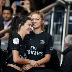 Kendall Jenner y Gigi Hadid animando al Paris Saint Germain