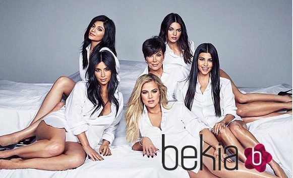 El clan Kardashian-Jenner al completo en la portada de Cosmopolitan