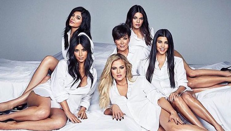 El clan Kardashian-Jenner al completo en la portada de Cosmopolitan
