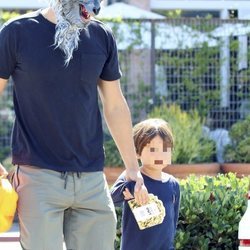 Orlando Bloom con una máscara de lobo paseando con su hijo Flynn