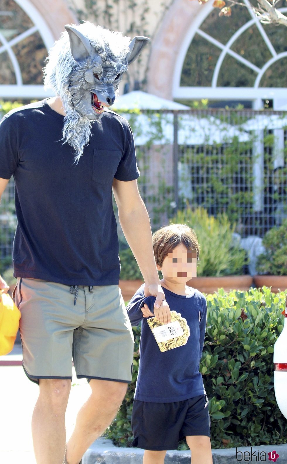 Orlando Bloom con una máscara de lobo paseando con su hijo Flynn