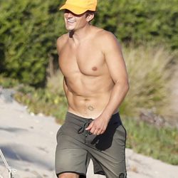Orlando Bloom con el torso desnudo paseando por la playa