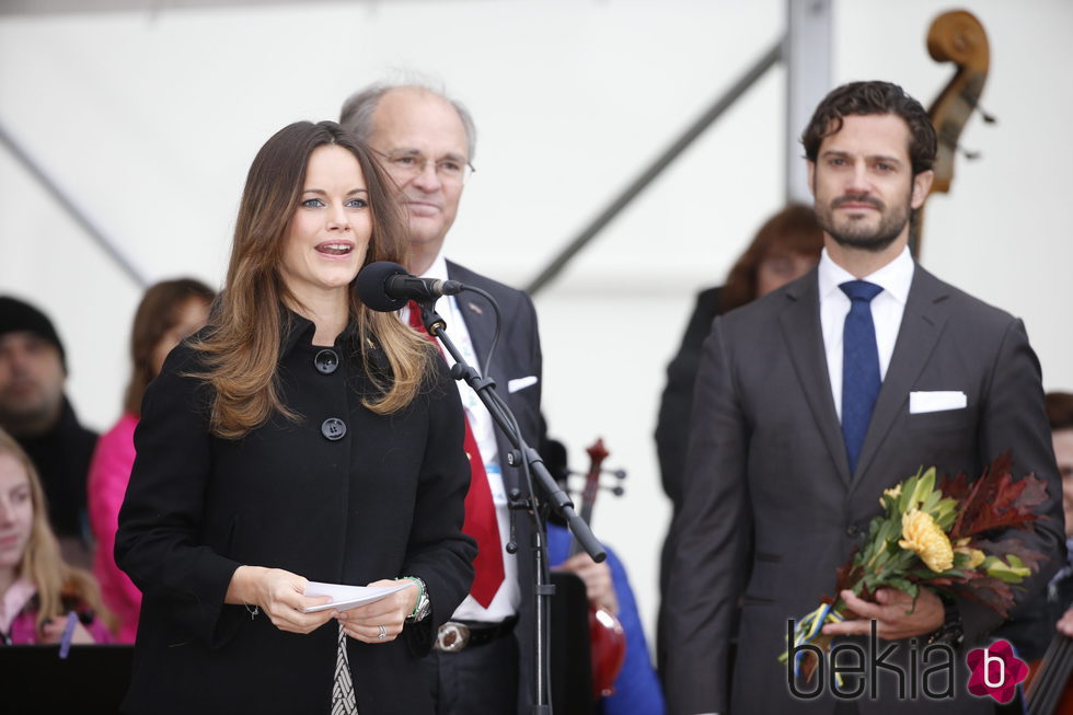Sofia Hellqvist lee un discurso ante Carlos Felipe de Suecia en Dalarna