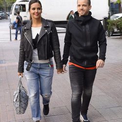 Cristina Pedroche y David Muñoz pasean cogidos de la mano