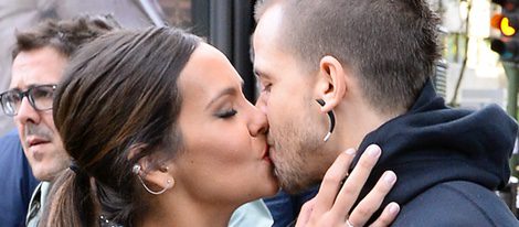 Cristina Pedroche y David Muñoz se besan tras anunciar su compromiso