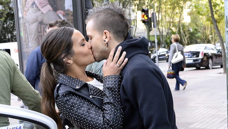 Cristina Pedroche y David Muñoz besándose