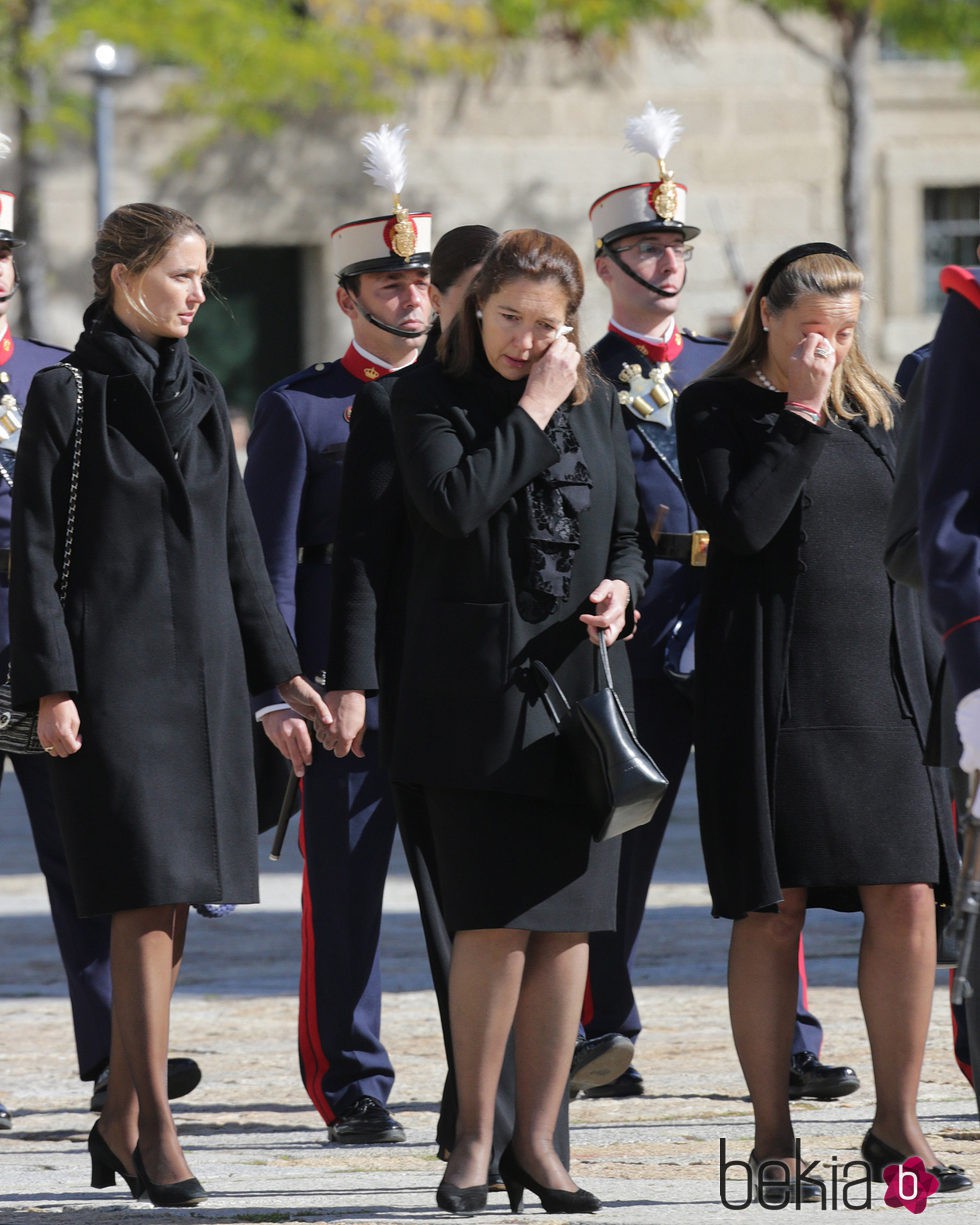 Las hijas del Duque de Calabria llorando en su funeral