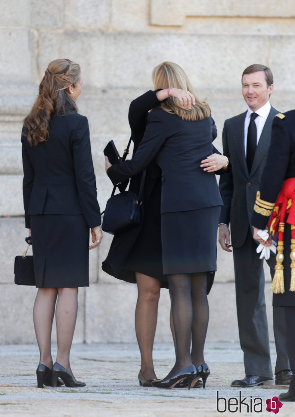 Las Infantas Elena y Cristina dan el pésame a los hijos del Duque de Calabria en su funeral