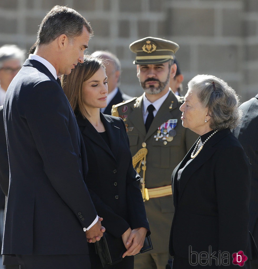 Los Reyes Felipe y Letizia con Ana de Orleans en el funeral del Duque de Calabria