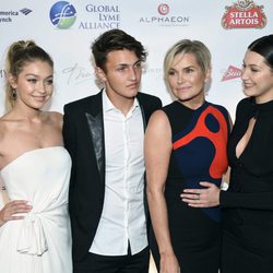 Gigi, Anwar y Bella Hadid junto a su madre en la gala Global Lyme Alliance