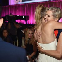 Gigi Hadid abraza a su madre en la gala Global Lyme Alliance