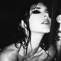 Kendall Jenner protagoniza una sesión muy sexy en la ducha