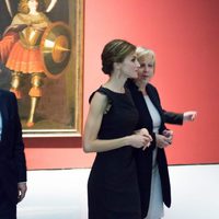 La Reina Letizia contempla un cuadro de Zurbarán en Düsseldorf