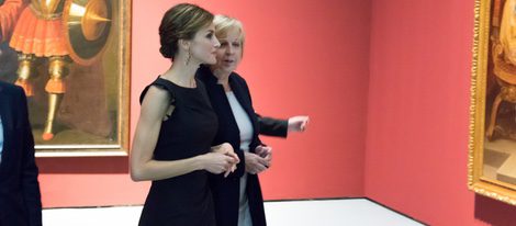 La Reina Letizia contempla un cuadro de Zurbarán en Düsseldorf