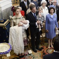 Nicolás de Suecia en su bautizo con sus padres, su hermana y sus abuelos