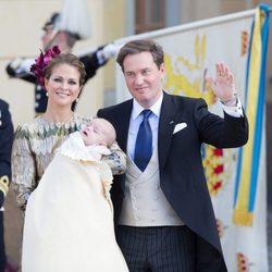 Magdalena de Suecia y Chris O'Neill con su hijo en el bautizo de Nicolás de Suecia