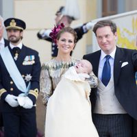 Magdalena de Suecia y Chris O'Neill con su hijo en el bautizo de Nicolás de Suecia