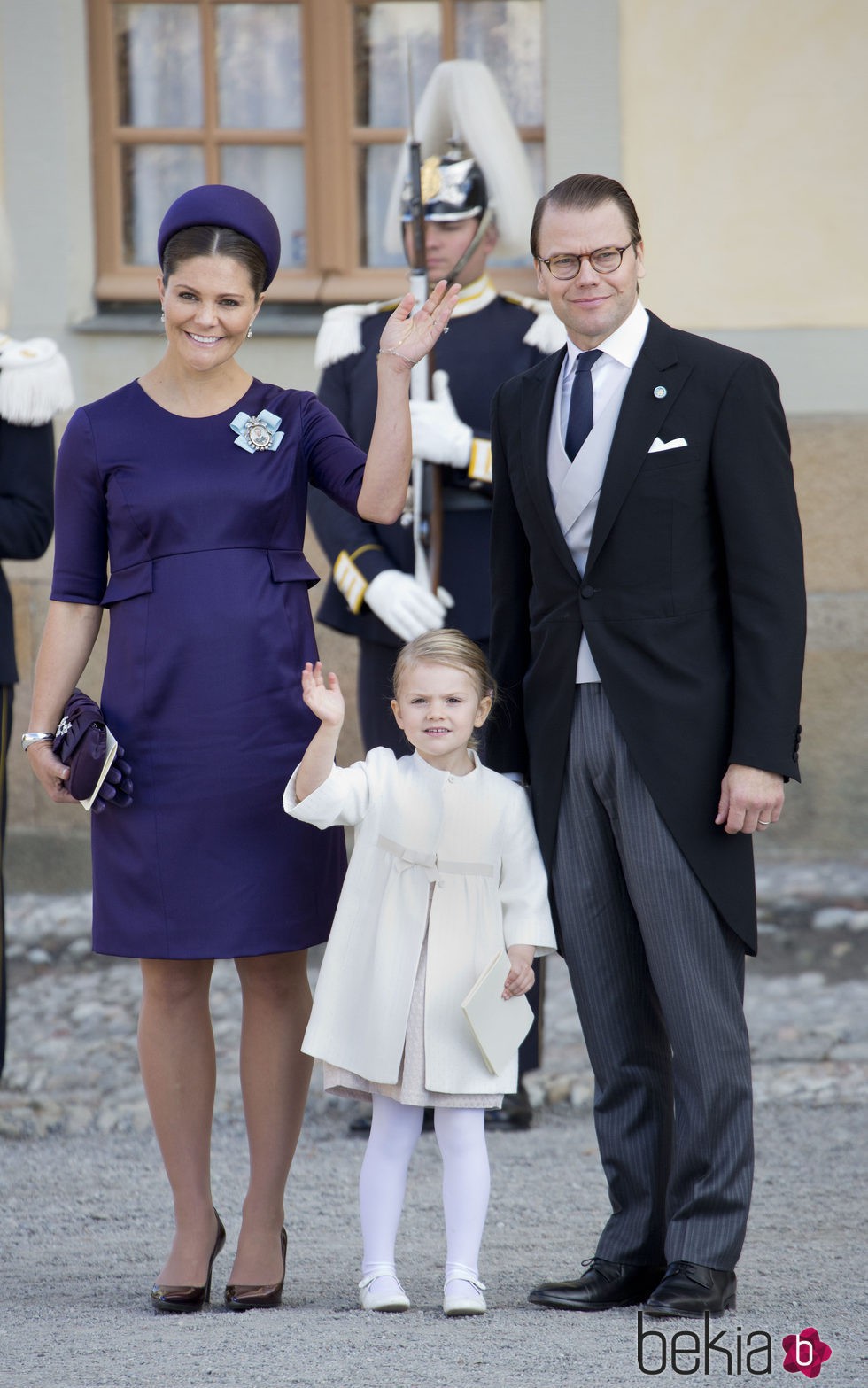 Los príncipes Daniel y Victoria de Suecia con su hija Estela en el bautizo de Nicolás de Suecia