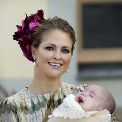 La princesa Magdalena de Suecia sujetando a su hijo Nicolás de Suecia en su bautizo