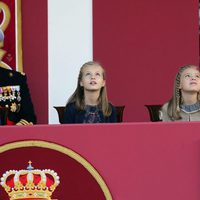 La Princesa Leonor y la Infanta Sofía mirando al cielo en el Día de la Hispanidad 2015