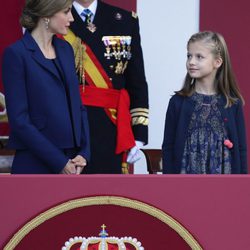 La Reina Letizia mira a la Princesa Leonor en el Día de la Hispanidad 2015