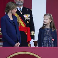 La Reina Letizia mira a la Princesa Leonor en el Día de la Hispanidad 2015