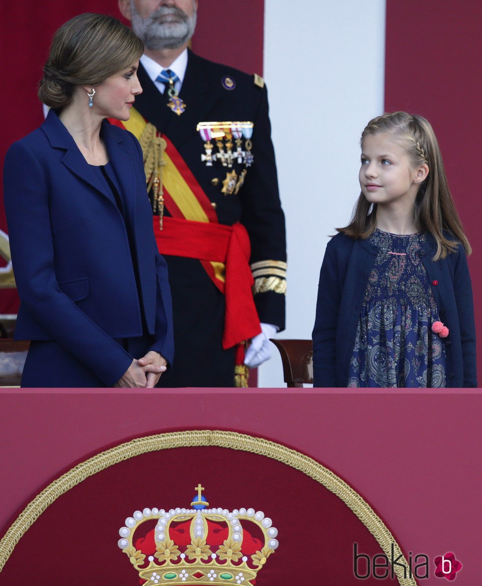 La Reina Letizia mira a la Princesa Leonor en el Día de la Hispanidad 2015
