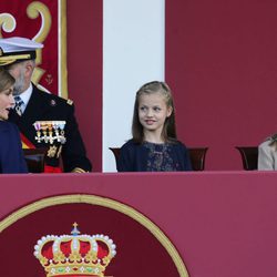 La Reina Letizia habla con la Princesa Leonor y la Infanta Sofía en el Día de la Hispanidad 2015