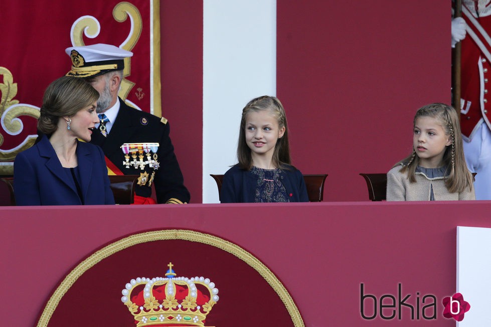 La Reina Letizia habla con la Princesa Leonor y la Infanta Sofía en el Día de la Hispanidad 2015