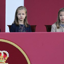 La Princesa Leonor y la Infanta Sofía, serias en el Día de la Hispanidad 2015