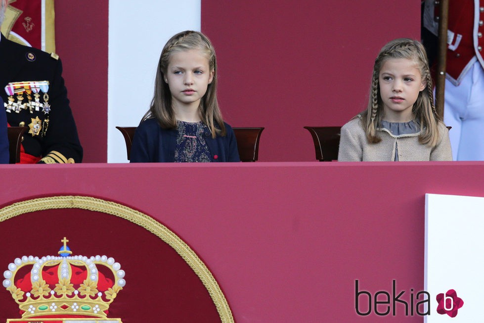 La Princesa Leonor y la Infanta Sofía, serias en el Día de la Hispanidad 2015