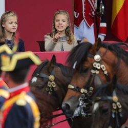 La Princesa Leonor y la Infanta Sofía, muy curiosas en el Día de la Hispanidad 2015
