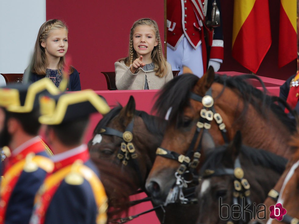 La Princesa Leonor y la Infanta Sofía, muy curiosas en el Día de la Hispanidad 2015
