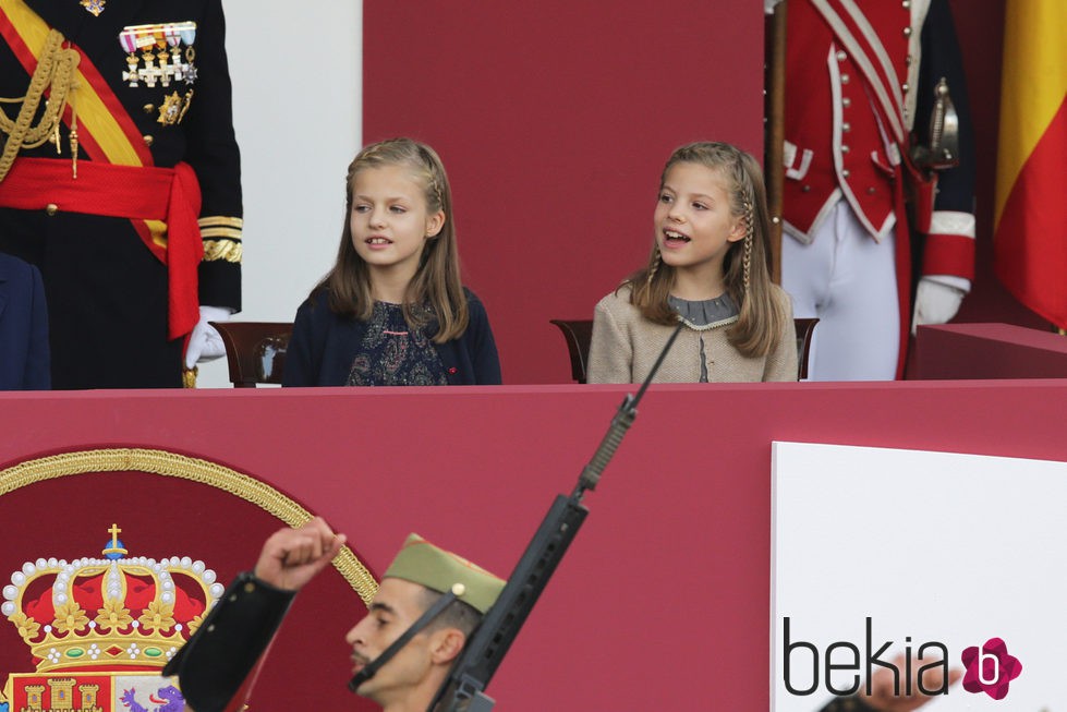 La Princesa Leonor y la Infanta Sofía, muy sonrientes en el Día de la Hispanidad 2015