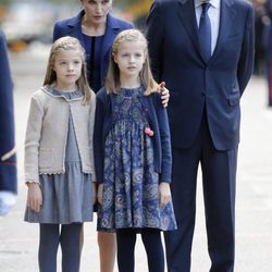La Reina Letizia, la Princesa Leonor y la Infanta Sofía con Mariano Rajoy en el Día de la Hispanidad 2015