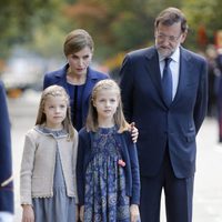 La Reina Letizia, la Princesa Leonor y la Infanta Sofía con Mariano Rajoy en el Día de la Hispanidad 2015
