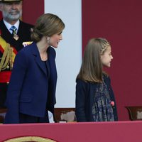 La Reina Letizia, la Princesa Leonor y la Infanta Sofía bromeando en el Día de la Hispanidad 2015