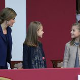 La Reina Letizia, la Princesa Leonor y la Infanta Sofía bromeando en el Día de la Hispanidad 2015