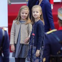 La Princesa Leonor y la Infanta Sofía en el Desfile Militar del Día de la Hispanidad 2015