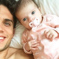 Marc Bartra posa con una sonrisa con su hija Gala