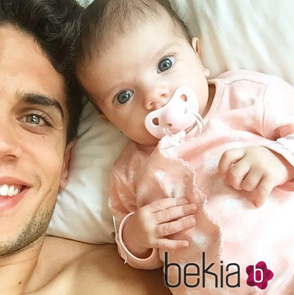 Marc Bartra posa con una sonrisa con su hija Gala