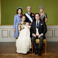 Nicolás de Suecia con sus padres y abuelos en su bautizo